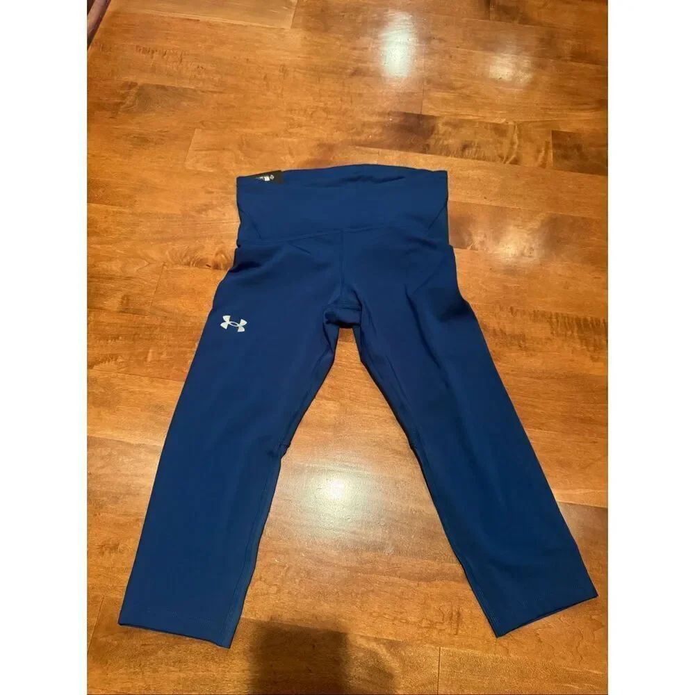 Women’s new with tags under Armour Capri pants size small compression blue